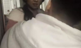 男生吃女生的胸视频,男生偷拍女生胸部引发热议